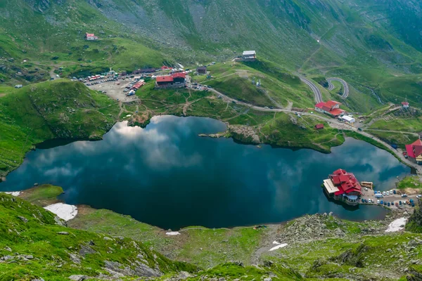 Balea Gölü kıyısındaki Chalets Fagaras Dağları 'ndaki buzul gölüdür. Transfagarasan dağ yolu, dünyanın en güzel yollarından biridir. Güzel dağların manzarası. Karpatlar. Romanya.