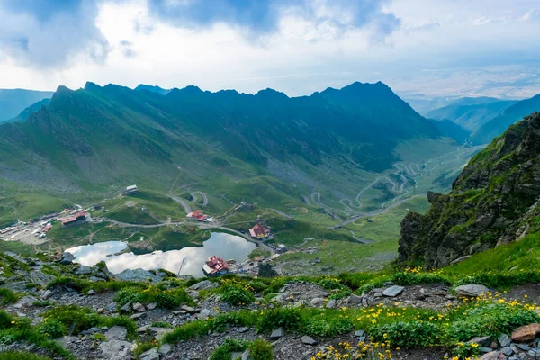 Top Uitzicht Balea Gletsjermeer Met Chalets Aan Wal Transfagarasan Weg — Stockfoto