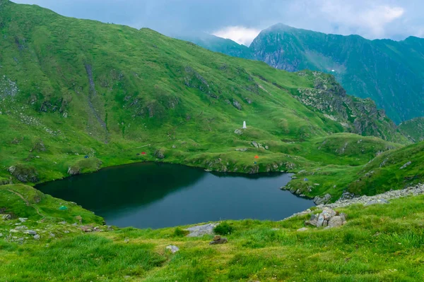 Capra Gölü, Transfagarasan dağ yolu yakınlarındaki Fagaras Dağları 'nda bulunan buzul gölüdür ve dünyanın en güzel yollarından biridir. Karpatlar. Romanya.