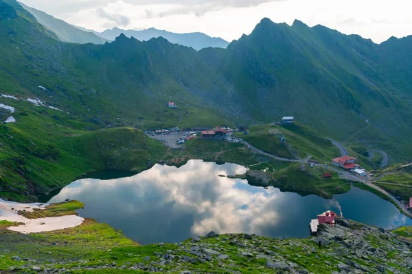 Balea Gölü kıyısındaki Chalets Fagaras Dağları 'ndaki buzul gölüdür. Transfagarasan dağ yolu, dünyanın en güzel yollarından biridir. Güzel dağların manzarası. Karpatlar. Romanya.