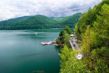 Transfagarasan karayolu, Romanya - 23 Haziran 202: Transfagarasan yolunda Vidraru Gölü 'nden geçen turistler ve arabalar. Yol, dünyanın en güzel yollarından biridir. Karpatlar.