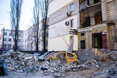 Kyiv, Ukrayna - 9 Mart 2022: Rusya 'nın Ukrayna' daki füze saldırılarının sonuçları olan Kyiv 'deki çok katlı bina hasar gördü. Rusya 'nın Ukrayna' ya karşı savaşı ve saldırganlığı.