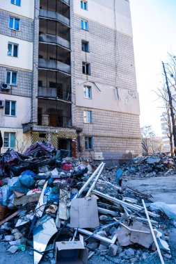 Kyiv, Ukrayna - 9 Mart 2022: Rusya 'nın Ukrayna' daki füze saldırılarının sonuçları olan Kyiv 'deki çok katlı bina hasar gördü. Rusya 'nın Ukrayna' ya karşı savaşı ve saldırganlığı.