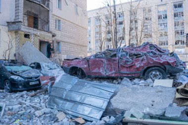 Kyiv, Ukrayna - 9 Mart 2022: Rusya 'nın Ukrayna' daki füze saldırılarının sonuçları olan Kyiv 'deki çok katlı bina hasar gördü. Rusya 'nın Ukrayna' ya karşı savaşı ve saldırganlığı.