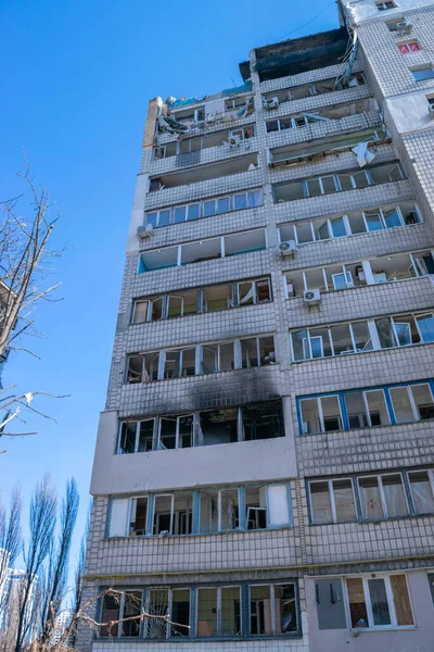 Kyiv, Ukrayna - 9 Mart 2022: Rusya 'nın Ukrayna' daki füze saldırılarının sonuçları olan Kyiv 'deki çok katlı bina hasar gördü. Rusya 'nın Ukrayna' ya karşı savaşı ve saldırganlığı.