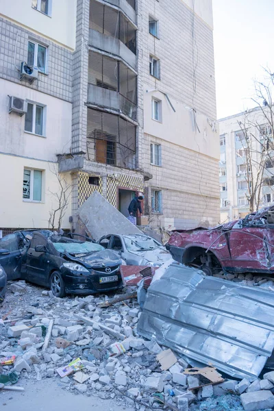 Kyiv, Ukrayna - 9 Mart 2022: Rusya 'nın Ukrayna' daki füze saldırılarının sonuçları olan Kyiv 'deki çok katlı bina hasar gördü. Rusya 'nın Ukrayna' ya karşı savaşı ve saldırganlığı.