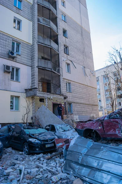Kyiv, Ukrayna - 9 Mart 2022: Rusya 'nın Ukrayna' daki füze saldırılarının sonuçları olan Kyiv 'deki çok katlı bina hasar gördü. Rusya 'nın Ukrayna' ya karşı savaşı ve saldırganlığı.