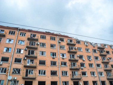 Kyiv, Ukrayna - 29 Nisan 2022: Rusya 'nın Ukrayna' daki füze saldırılarının sonuçları olan Kyiv 'deki çok katlı bina hasar gördü. Rusya 'nın Ukrayna' ya karşı savaşı ve saldırganlığı.