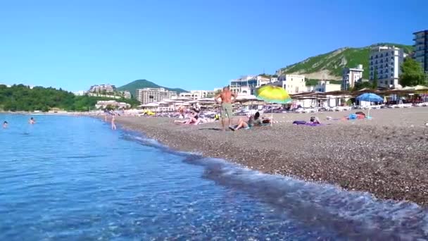 Becici Montenegro Julho 2021 Descansando Pessoas Praia Areia Seixos Públicos — Vídeo de Stock
