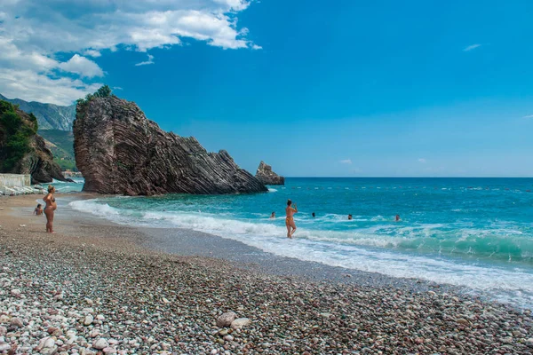 Rafailovici Montenegro Julio 2021 Descansando Personas Playa Piedra Pública Guijarros —  Fotos de Stock