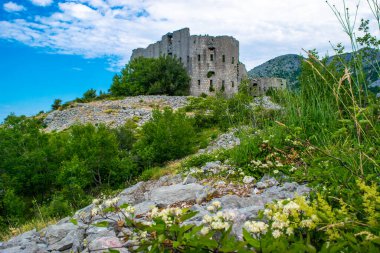 Kosmac Kalesi, savunma yapısı ve gözlem noktası olarak inşa edilmiş antik bir Avusturya-Macaristan kalesidir. Montenego 'da. Bina şimdi terk edilmiş ve harap durumda..
