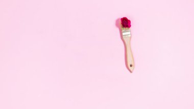 4k fırça doğal kırmızı gül tomurcuklarından oluşan bir yarım daire çizer. Beyaz dairenin yanında, tebrik kartı metni şablonu. Açık pembe arka plan. Hareket animasyonunu durdur. Uzayı kopyala Düz yatıyordu. Tatil kavramı.