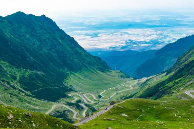 Yüksek yeşil dağların ve Transfagarasan yolunun güzel manzarası dünyanın en güzel yollarından biridir. Karpatlar. Romanya.