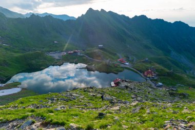 Balea Gölü kıyısındaki Chalets Fagaras Dağları 'ndaki buzul gölüdür. Transfagarasan dağ yolu, dünyanın en güzel yollarından biridir. Güzel dağların manzarası. Karpatlar. Romanya.
