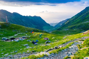 Transfagarasan yolunun yakınındaki turist çadırları dünyanın en güzel yollarından biridir. Karpatlar. Romanya. Gün batımında yüksek dağların güzel manzarası.