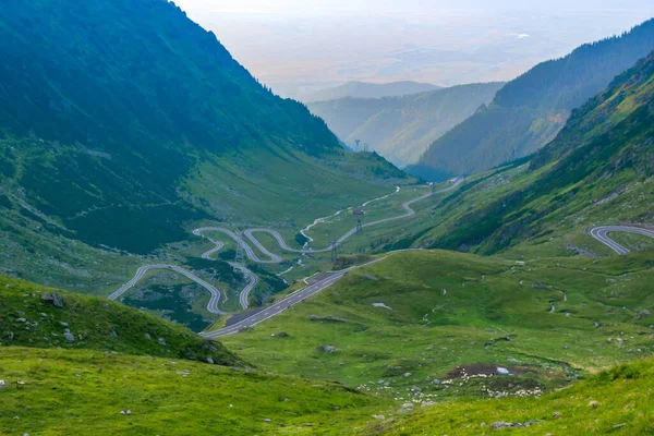 高い緑の山々の美しい風景とTranshomarasan道路のターンは 世界で最も美しい道路の一つです カルパチア人 ルーマニア — ストック写真