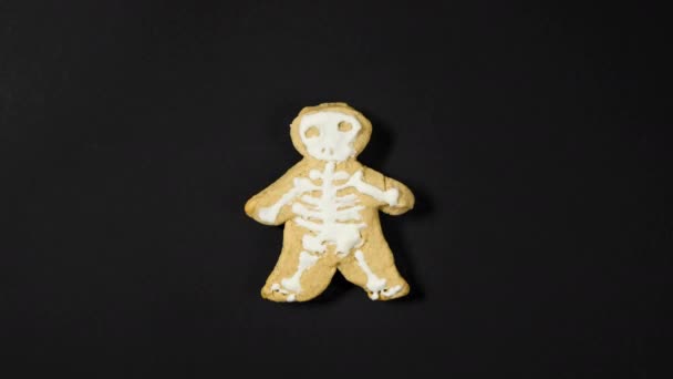 Gingerbread Men Form Skeletons Change Forms Black Background Concept Greeting — Stok video