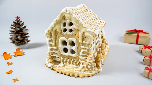 Hausgemachtes Lebkuchenhaus Mit Weißem Zuckerguss Bemalt Und Mit Einem Zapfen — Stockfoto