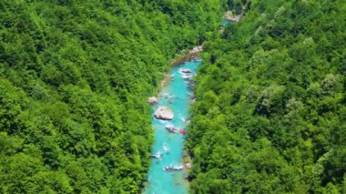Tara River Kanyonu ya da Tara Nehri Boğazı yüksek dağların arasında yer alıyor. Kanyon Avrupa 'daki en büyük ve en derin kanyondur. Kuzey Karadağ 'daki Durdevica Tara Köprüsü' nden görüntü.