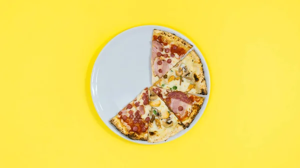 Кусочки Пиццы Лежат Белой Тарелке Желтый Фон Концепция Популярной Вкусной — стоковое фото