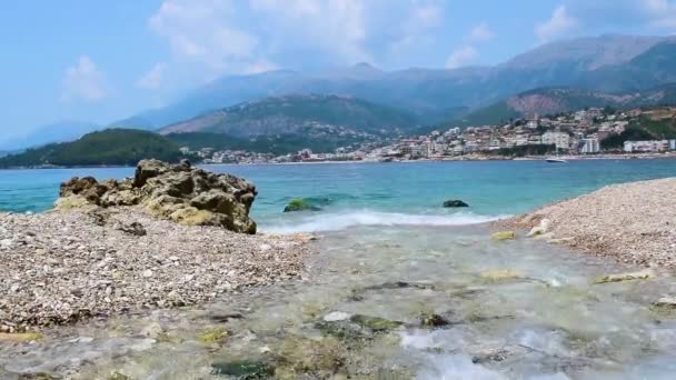 산에서 흐르는 아름다운 조약돌인 해변에 이오니아 흘러들어 갑니다 힘버는 알바니아 — 비디오