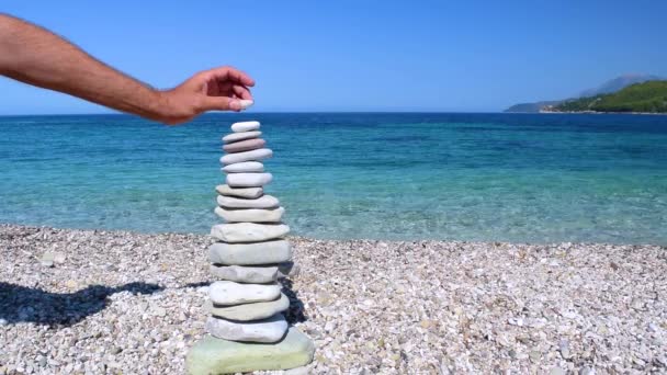 Man Hand Puts Top Pebble Turret Made Stones Beautiful Clean — Stockvideo
