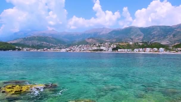 Krásná Letní Oblačnost Krajina Oblázkové Pláže Města Himare Úpatí Hor — Stock video