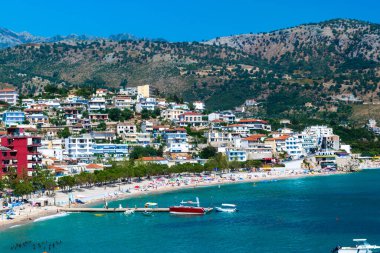 Himare sahil kasabasının güzel yaz bulutları İyon ve Adriyatik denizlerinin sınırındaki dağların eteklerinde. Arnavutluk. Yaz tatili ve rahatlama kavramı.