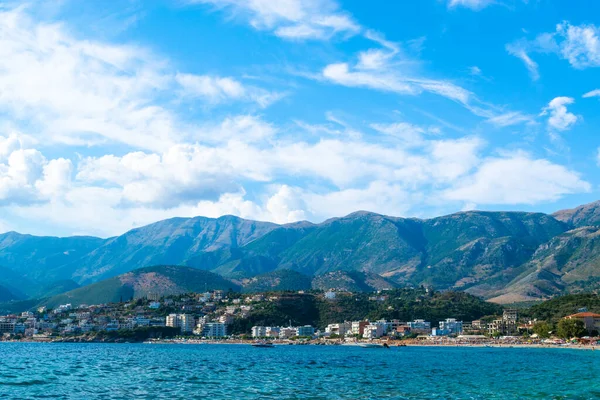 イオニア海とアドリア海の国境にある山の麓にあるヒマーレのビーチタウンの美しい夏の雲の風景 アルバニア 夏休みとリラクゼーションの概念 — ストック写真