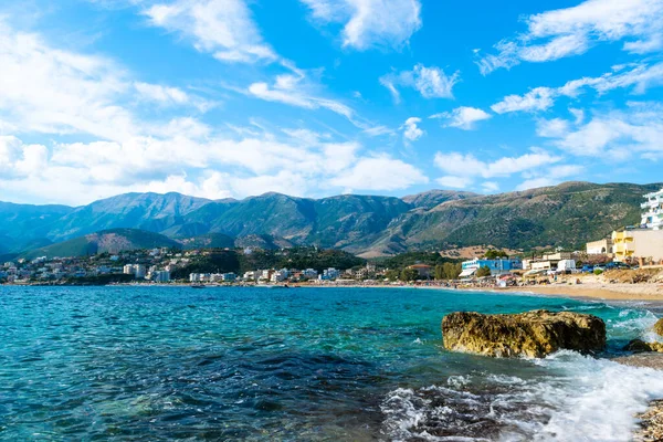 Красивый Галечный Пляж Города Химаре Подножия Гор Адриатическое Море Албания Стоковое Изображение