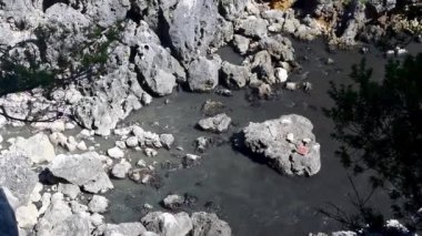 Kanalizasyon ve dışkı akıntısı. Nehrin yoğun kirlenmiş kara suları tedavi tesisleri olmadan denize akıyor. Arnavutluk. İyon Denizi. Ekoloji ve çevre kirliliği sorunu.