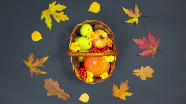 Jesienna Koncepcja Owoców Ręka Kobiety Bierze Gruszkę Kosza Dynią Owocami — Wideo stockowe