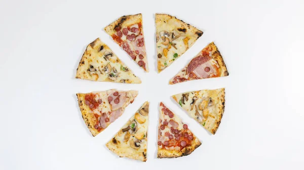 Plastry Dwóch Rodzajów Pizzy Kształt Koła Białym Tle Popularne Pyszne — Zdjęcie stockowe