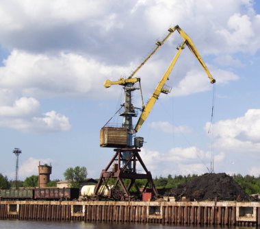 İş ve lojistik ihracat ve ithalat yapan konteyner gemisi. Kargoyu vinçle limana götürüyorum. Uluslararası Su Taşımacılığı.