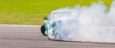 Sürüklenen araba güç sürücüsü