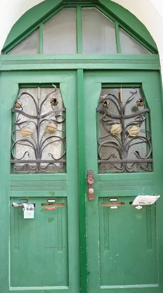 Avrupa caddesinde eski yeşil ahşap kapı