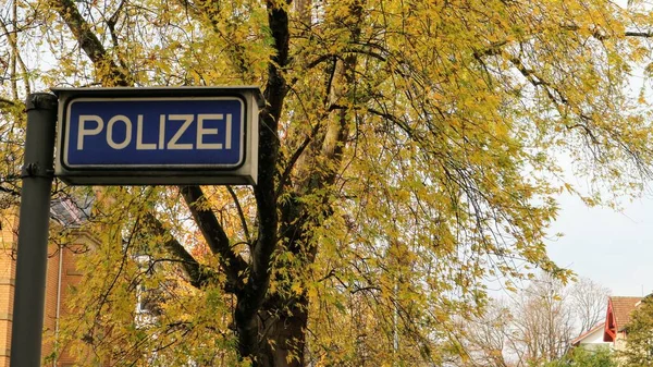 Sonbaharda sakin bir Avrupa caddesinde polis işareti
