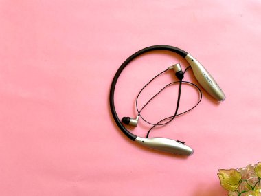 Kablosuz Bluetooth Kulaklık - Pembe arka planda boyunluk