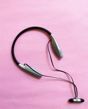 Kablosuz Bluetooth Kulaklık - Pembe arka planda boyunluk