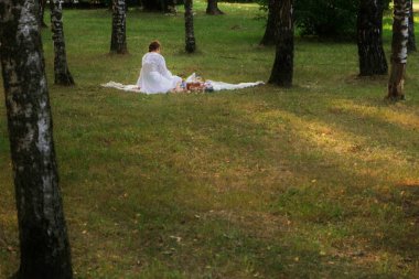 Beyaz elbiseli bir yabancı.