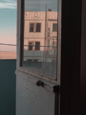 Terk edilmiş bir binanın görüntüsü