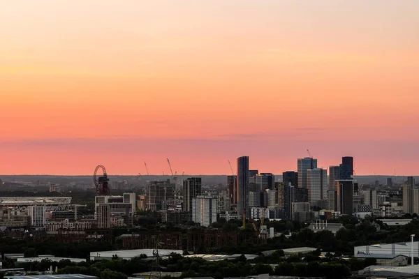 ロンドンの街のパノラマの太陽が沈む — ストック写真