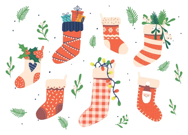 Festliche Kollektion von Weihnachtssocken auf weißem Hintergrund. Winterstrümpfe, weihnachtliche Elemente, Geschenke — Stockvektor