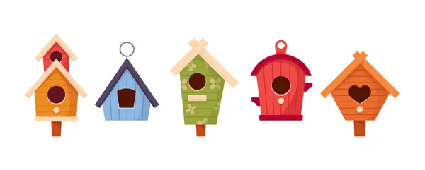 木製の鳥の家のセット、スロープ屋根と異なるデザインのカラフルなフィーダー。バードハウス、ホームまたは巣穴付き — ストックベクタ