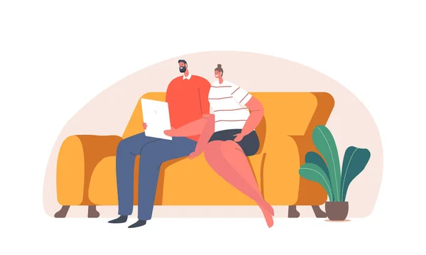 Couple de personnages masculins et féminins assis sur le canapé avec tablette PC écoute balado, regarder un film ou un webinaire en ligne — Image vectorielle