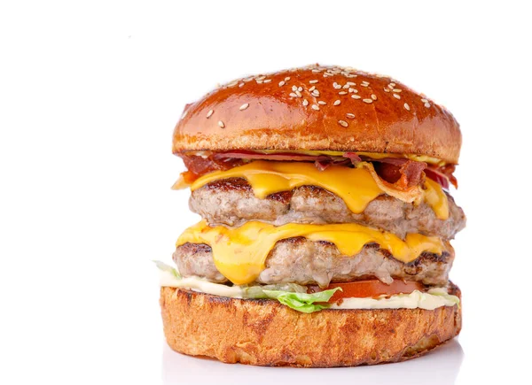 Menü için beyaz arka planda biftek köfteli taze hamburger