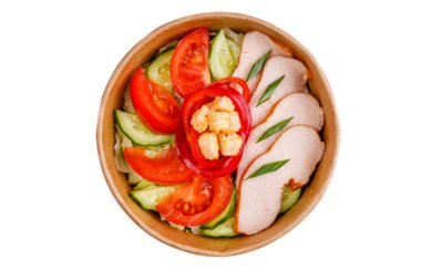 Salata, salatalık ve salatalık. Restoran menüsü için beyaz arka planda.