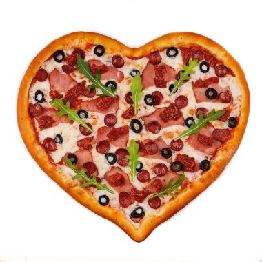 Kalp şeklinde pizza, restoran sitesi için beyaz arka planda izole edilmiş.