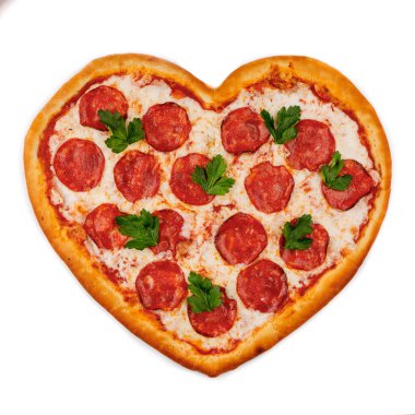 Restoran web sitesi 2 için beyaz arka planda izole edilmiş kalp şeklinde pizza