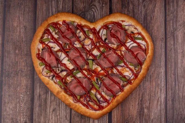 Herzförmige Pizza Auf Hölzernem Hintergrund Für Restaurant Menü9 — Stockfoto